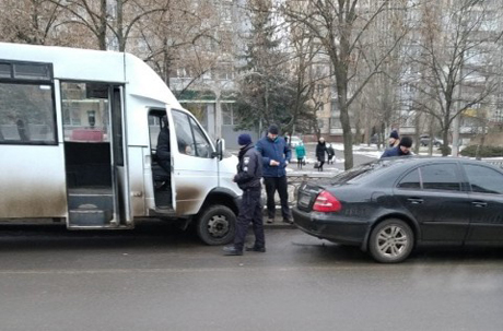Свежие новости: В Николаеве маршрутное такси врезалось в «Мерседес»