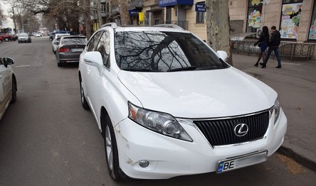 Свежие новости: В центре Николаева неизвестный ударил дорогущий «Лексус» депутата и скрылся
