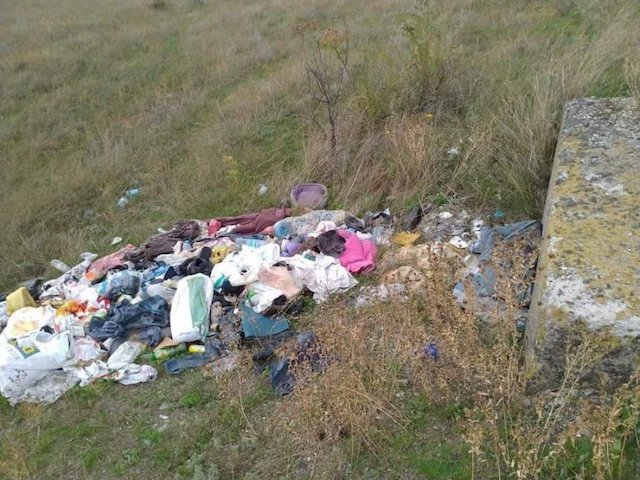 Свежие новости: На въезде в Николаев бездомные живут прямо в бетонном кольце на поле