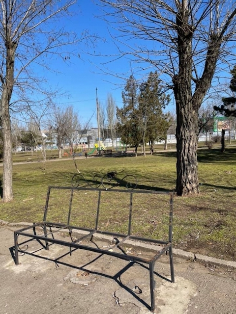 Свежие новости: В Николаеве ночью вандалы разгромили лавочки в сквере