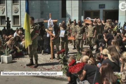 Свежие новости: Хмельниччина на коленях провожала бойца АТО, погибшего от пули вражеского снайпера. ВИДЕО