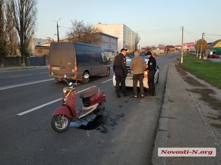 Свежие новости: ВИДЕО: В Николаеве мопедист с пассажиром пытались сбежать от полиции: одного поймали, другой скрылся