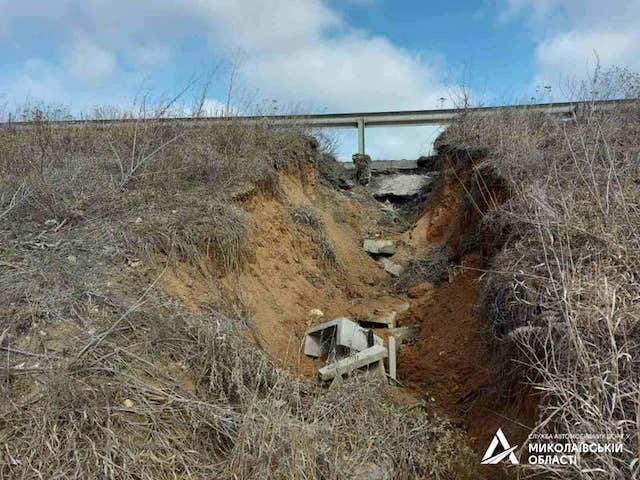 Свежие новости: На Николаевщине местный житель разобрал водосброс на трассе Н-24 и вымостил им свой двор