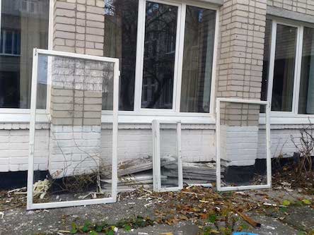 Свежие новости: В Южноукраинске управление образования организовало продажу демонтированных оконных рам