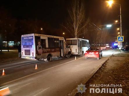 Фото новости: В Николаеве столкнулись двах маршрутных микроавтобуса: четверо получили травмы Свежие новости: В Николаеве столкнулись двах маршрутных микроавтобуса: четверо получили травмы