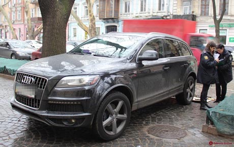 Свежие новости: В Одессе нашли устройство для слежки под внедорожником монаха