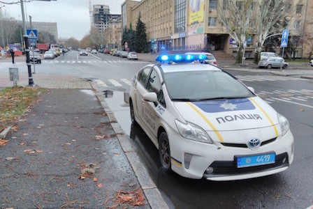 Свежие новости: В Николаеве сразу два водителя схлопотали штрафы, припарковав авто на пешеходном переходе у мэрии