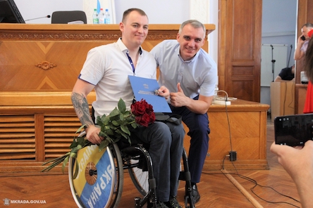 Свежие новости: Міський голова Олександр Сєнкевич вручив ордер на квартиру чемпіону Паралімпійськіх ігор Максиму Яровому