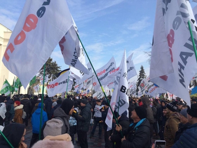 Свежие новости: Под Радой с яйцами и зеленкой протестуют предприниматели: есть задержанные