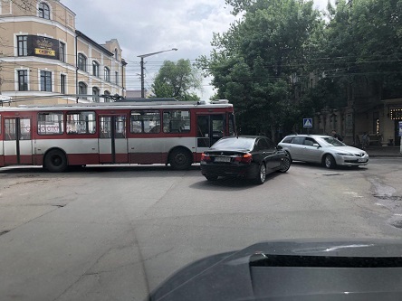 Свежие новости: В центре города на пересечении Большой Морской и Московской легковушка врезалась в троллейбус