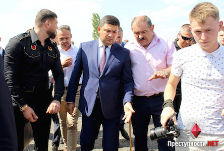 Свежие новости: Гройсман посмотрел, как ремонтируют дорогу на Снигиревку за деньги от таможенного эксперимента: «Масштабный проект»