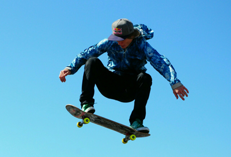 Свежие новости: В центре Одессы мужчина обстрелял скейтеров из травматического оружия, два юноши получили ранения