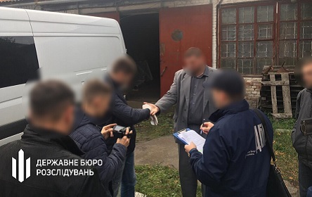 Свежие новости: На Львівщині затримали податківця, який змушував торгувати підробленою горілкою