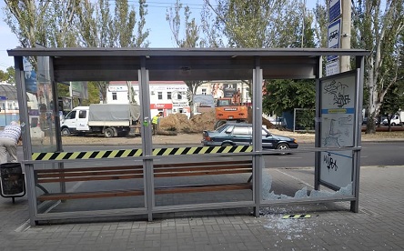 Свежие новости: В Николаеве вандалы разбили стеклянный остановочный комплекс