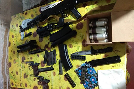 Свежие новости: На Донбассе украинские военнослужащие задержали боевика с арсеналом оружия