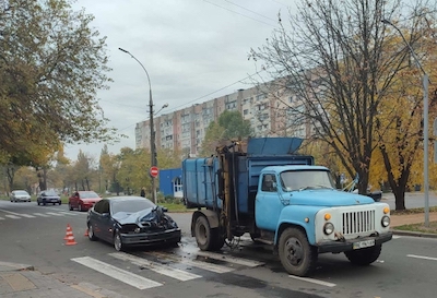 Свежие новости: В Николаеве БМВ врезался в мусоровоз