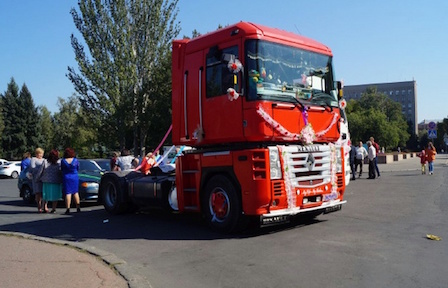 Свежие новости: Свадебный кортеж из огромных грузовиков удивил жителей Николаева