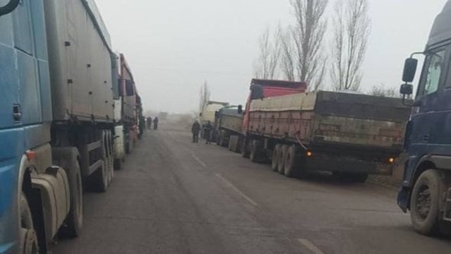 Свежие новости: Жители села под Николаевом перекрыли трассу — не пускают фуры