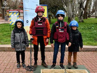 Свежие новости: В Миколаєві нагородили чотирьох хлопців, які знайшли гранати у пісочниці та повідомили про це поліцію