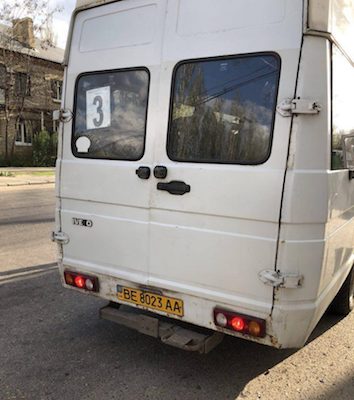 Свежие новости: После того, как из маршрутки в Николаеве едва не выпала женщина, водитель вышел и спокойно прикрутил дверь проводом обратно