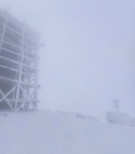 Свежие новости: В Карпатах выпал снег – местами намело до одного метра