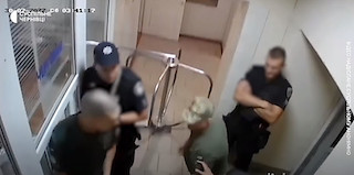 Фото новости: В обласному воєнкоматі Чернівців чоловіка побили прямо під камерою спостереження Свежие новости: В обласному воєнкоматі Чернівців чоловіка побили прямо під камерою спостереження