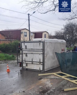 Свежие новости: В Одессе водитель Mercedes Benz протаранил киоск и перевернулся