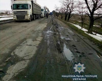 Свежие новости: На Еланеччине жители перекрыли еще одну дорогу