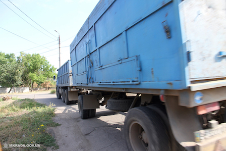 Свежие новости: Николаевцы пожаловались на предпринимателя, котрый гоняет фуры через их двор