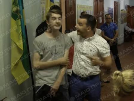 Свежие новости: ВИДЕО: На Украине депутат избил ребенка за пост в соцсети