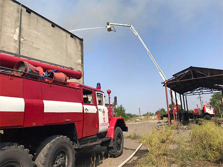 Свежие новости: Триває пожежа в неексплуатованому приміщенні колишнього м’ясокомбінату