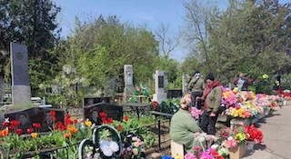 Свежие новости: Сьогодні поминальний день — на головному цвинтарі у Миколаєві пробка