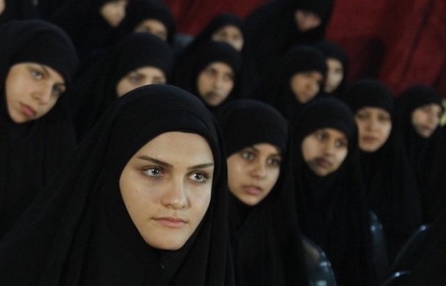 Свежие новости: Талибы разрешат женщинам учиться, но введут исламский дресс-код и разделят классы