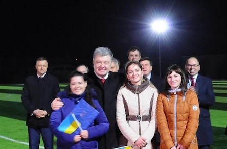 Свежие новости: Для вертолета Порошенко селянину залили цементом огород