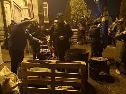 Свежие новости: Под Офисом президента в Киеве началась новая акция: полиция не даёт завезти палатки и бочки