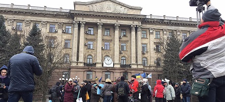Свежие новости: В Николаеве в непогоду вместе с митингом за отставку Порошенко проходит еще несколько акций и парад коммунальной техники
