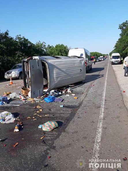 Свежие новости: На Николаевщине перевернулся микроавтобус: водитель погиб, четверо получили травмы