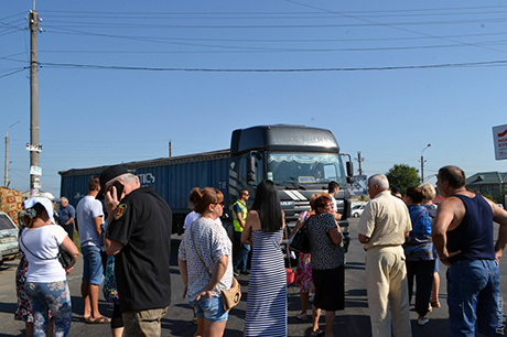 Свежие новости: Под Одессой местные жители перекрыли проезд фурам