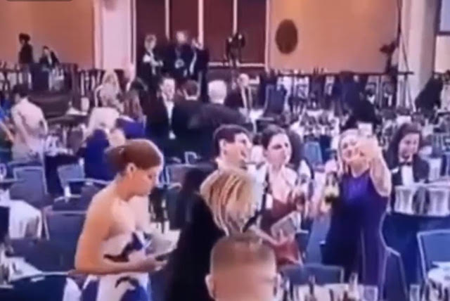 Свежие новости: «Роблять селфі і згрібають алкоголь»: мережа іронізує над реакцією гостей після інциденту з Трампом