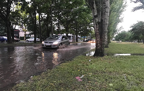 Свежие новости: Центр Николаева затопило после сильного дождя – ливневки опять «не справились» с потоками воды