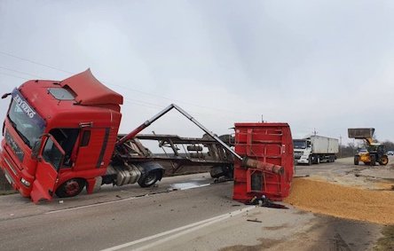 Свежие новости: На трассе Одесса - Николаев перевернулась фура