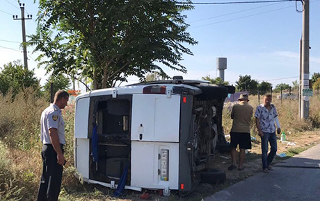 Свежие новости: Под Одессой перевернулась маршрутка с туристами: 11 пострадавших