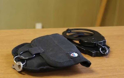 Свежие новости: В России полицейский пристегнул женщину к ограде кладбища, чтобы выбить из нее показания