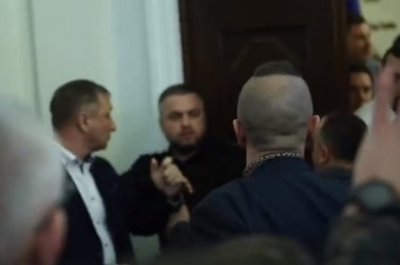 Фото новости: В «Слуге народа» назвали провокацией драку на заседании аграрного комитета и попросили найти его членам «более защищенное помещение» Свежие новости: В «Слуге народа» назвали провокацией драку на заседании аграрного комитета и попросили найти его членам «более защищенное помещение»