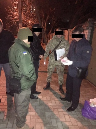 Фото новости: В Николаеве чиновника задержали при получении взятки Свежие новости: В Николаеве чиновника задержали при получении взятки