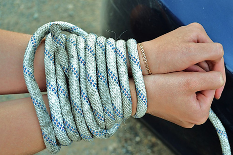 Фото новости: Ночью на Николаевщине совершено разбойное нападение на дом врача: хозяйку пытали, требуя денег Свежие новости: Ночью на Николаевщине совершено разбойное нападение на дом врача: хозяйку пытали, требуя денег