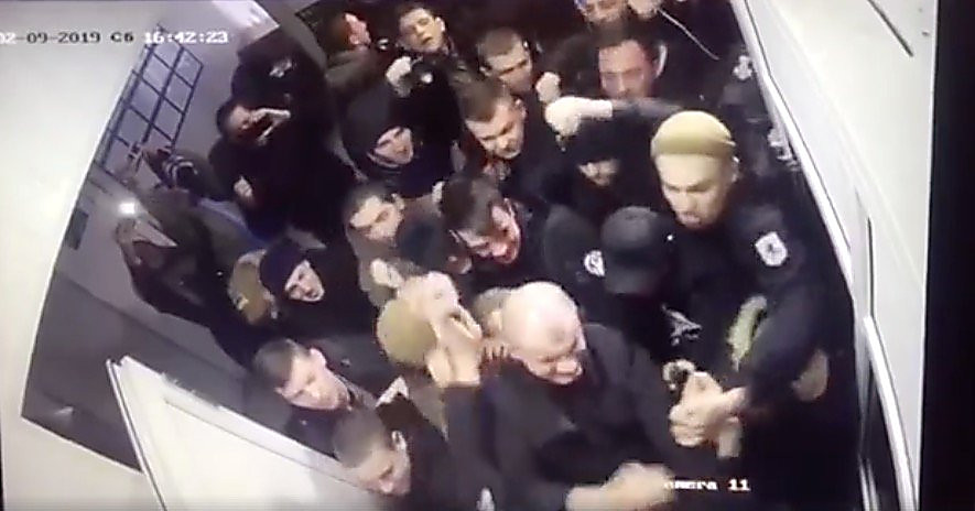 Свежие новости: Опубликовано видео штурма райотдела полиции: проводится проверка за слова «Ложись, Бандера»