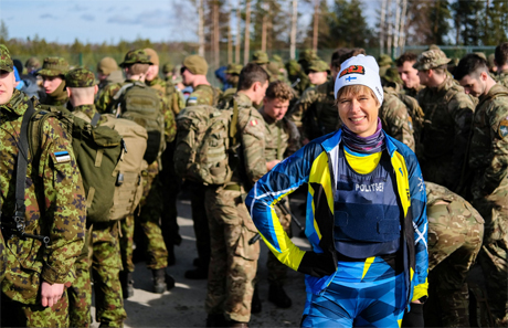 Свежие новости: Президент Эстонии совершила марш-бросок вместе с военными