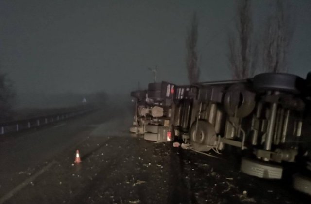 Свежие новости: В Новом Буге перевернулась фура с подсолнечником — погиб водитель