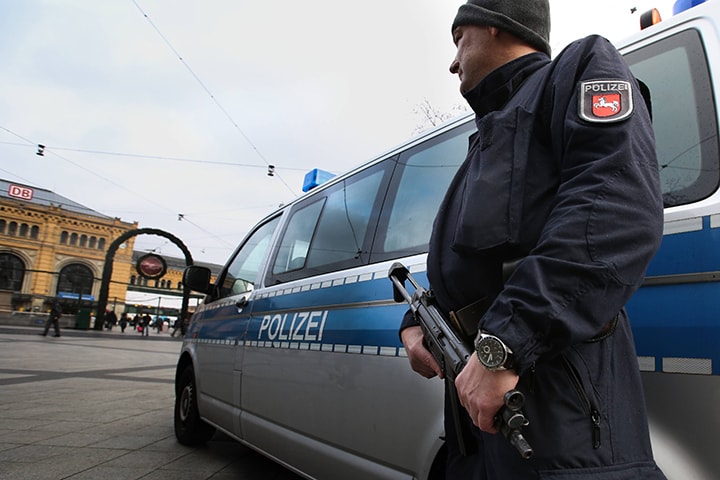 Свежие новости: Вооруженный мужчина со следами крови на одежде ворвался в ресторан